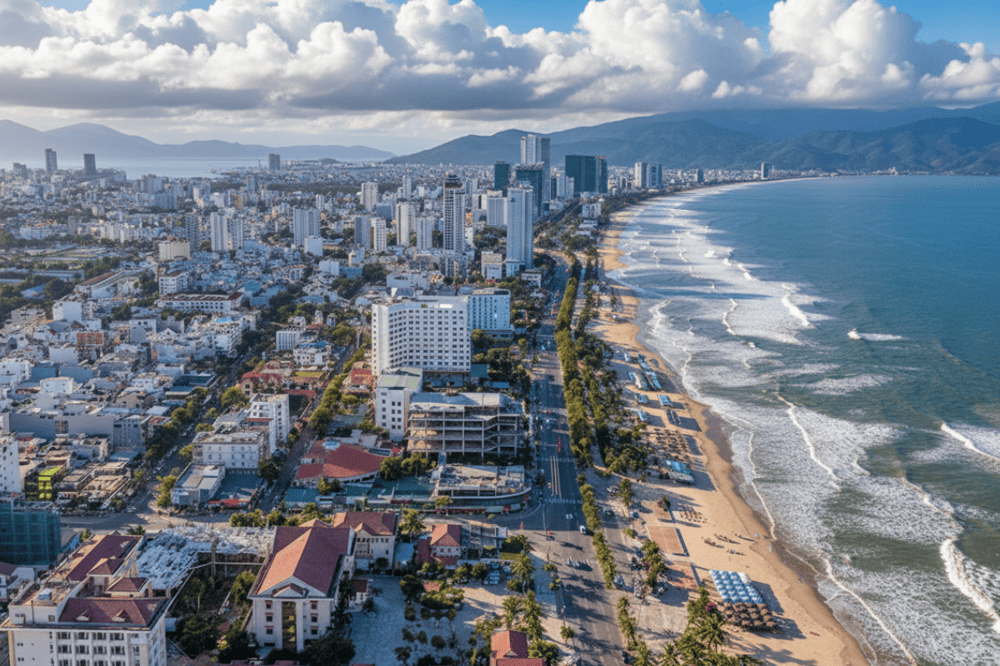 Bờ biển Mỹ Khê dài gần 1km với bãi cát rộng và sóng biển nhẹ nhàng.